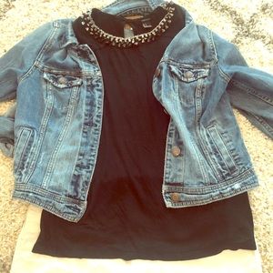 Shirt without sleeve, decorated neck.